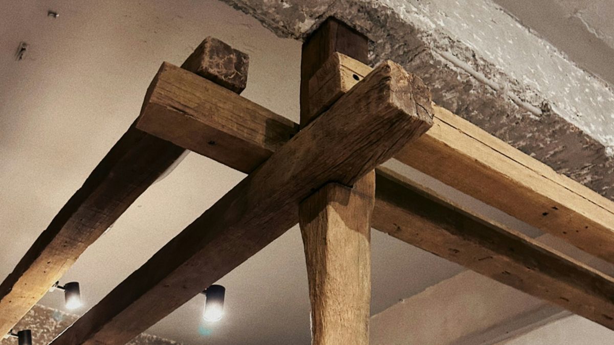 Un bricoleur coincé en altura après qu'une poutre lui tombe dessus