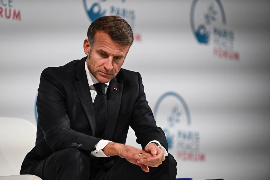 Sous la pluie à Arras, Macron fait le ménage après une visite chaotique