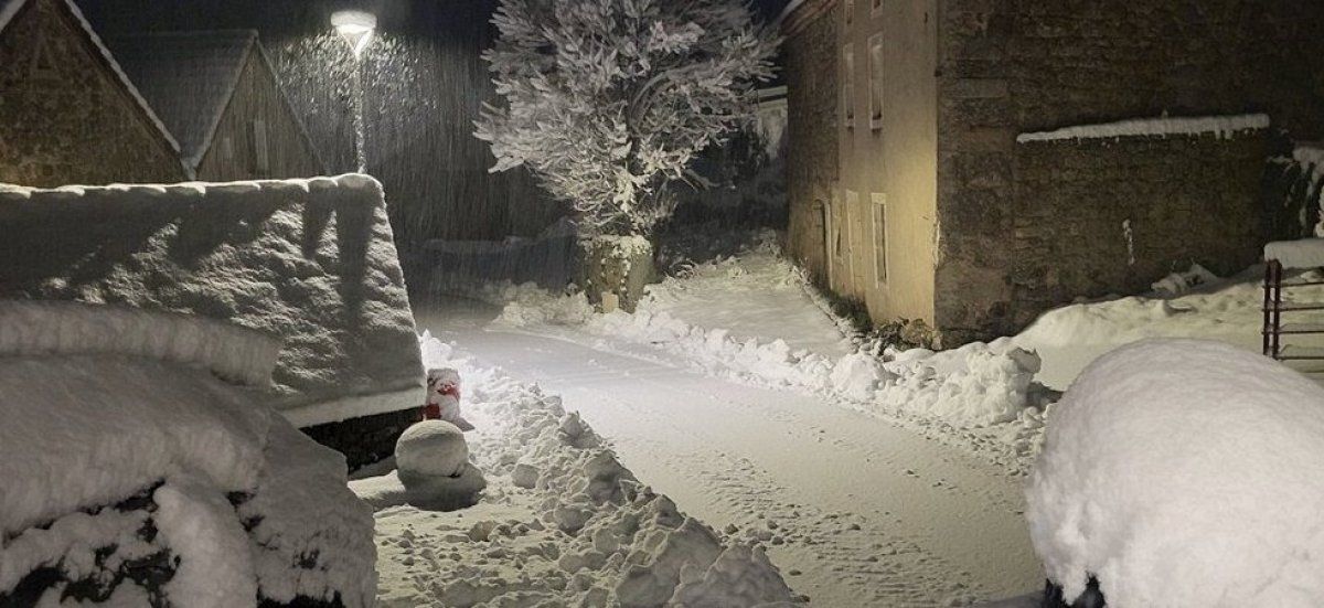 Des chutes de neige exceptionnelles perturbent la circulation près du Massif central