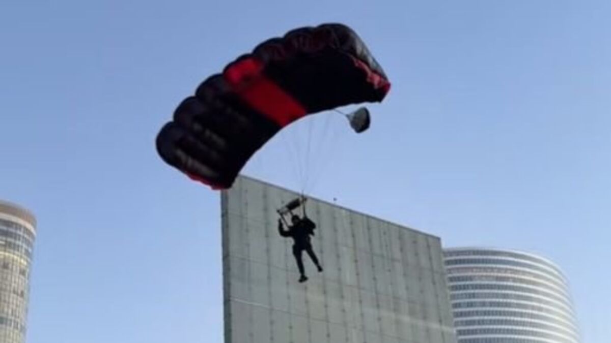 Saut spectaculaire à La Défense : des parachutistes échappent à la police