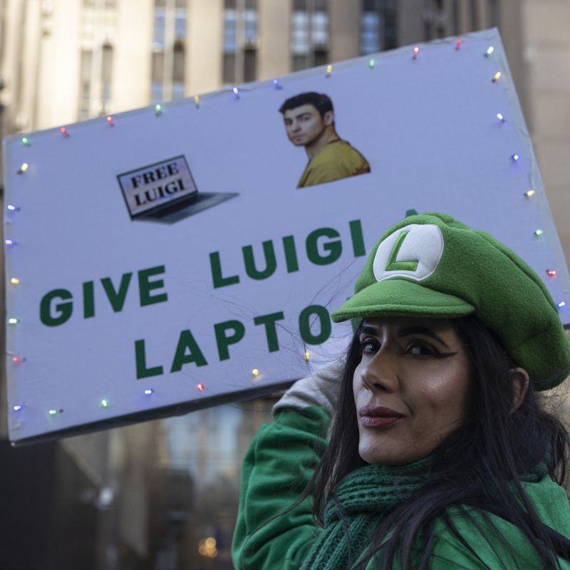 Les fans de Luigi Mangione campent pour soutenir un présumé assassin