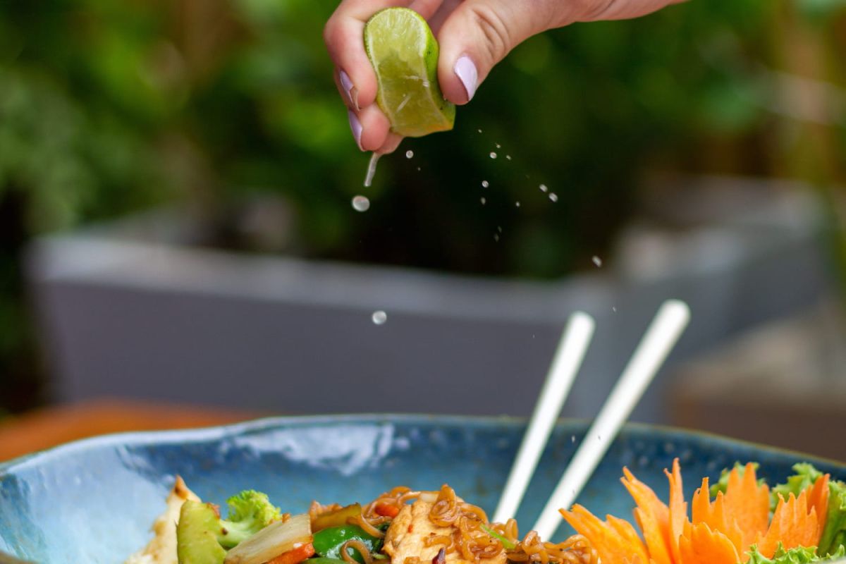 Évitez les éclaboussures : la technique infaillible pour presser votre citron