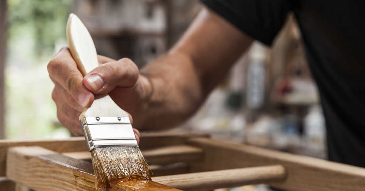 Prolongez la vie de votre mobilier de jardin en bois : le vernis est-il vraiment nécessaire ?