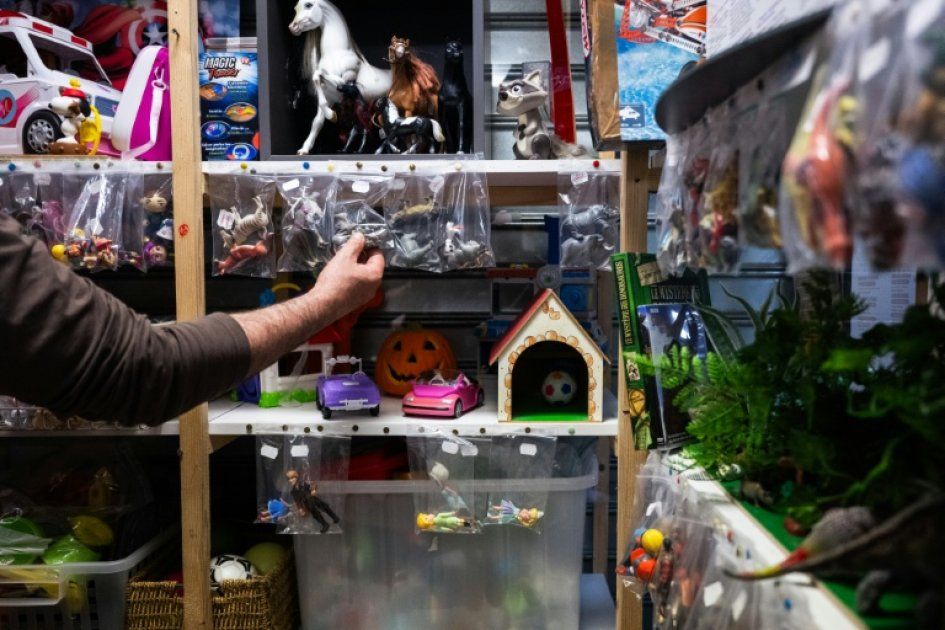 Des jouets d'occasion qui brillent pour Noël : le recyclage à l'honneur