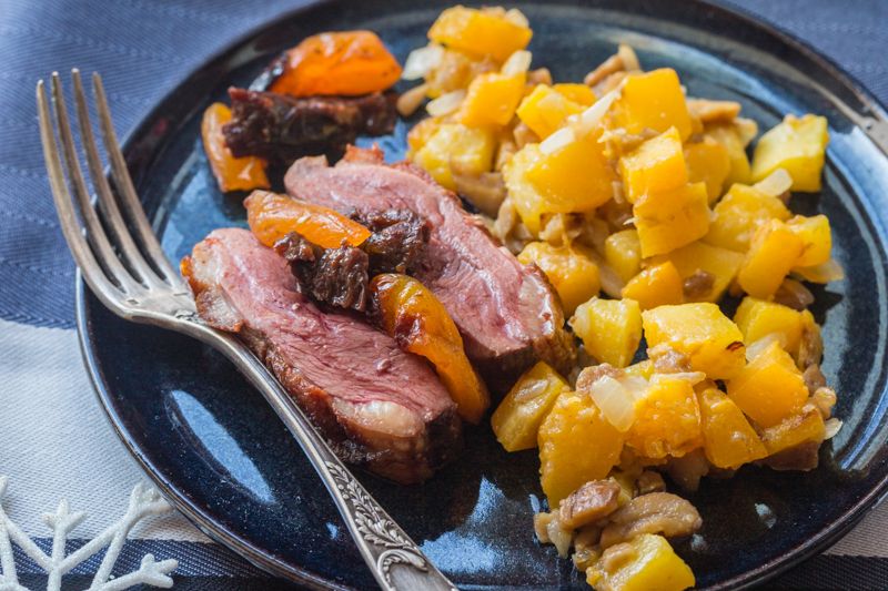 Rôti de magret de canard aux pruneaux et abricots secs
