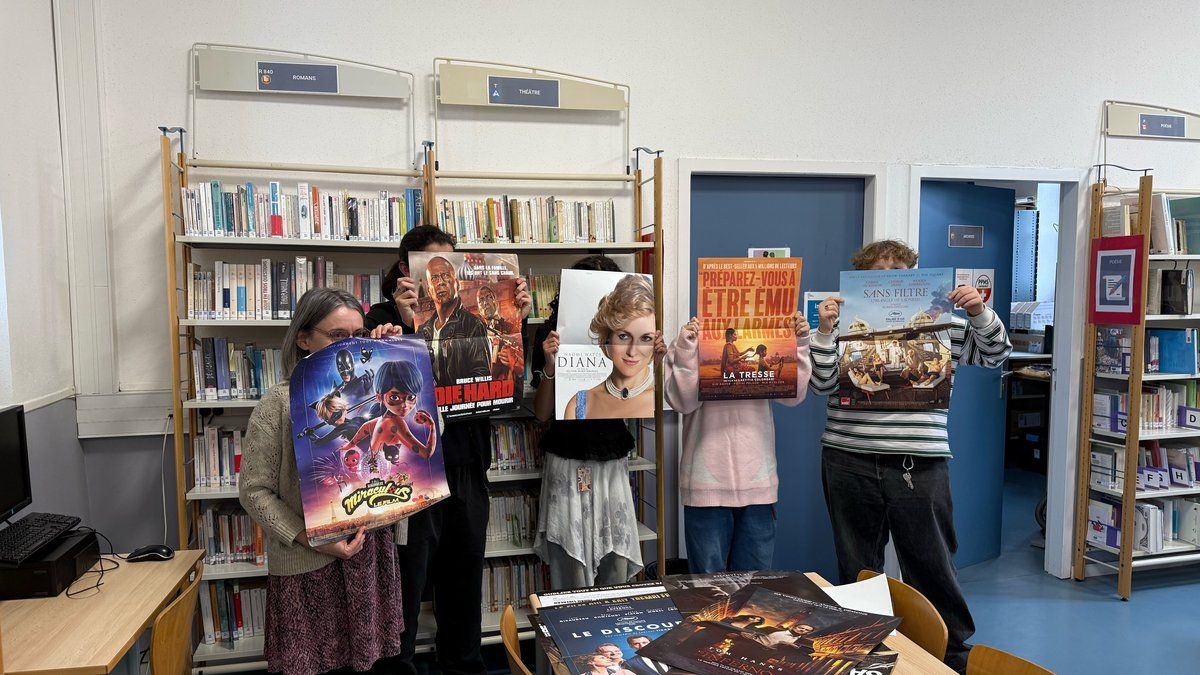 Des élèves mettent aux enchères des affiches de film pour financer leur voyage scolaire