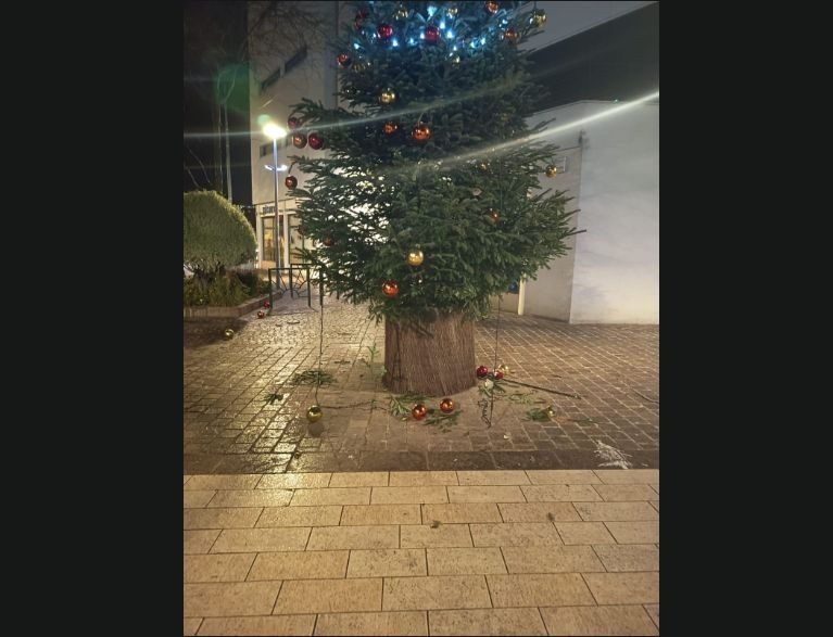 Vandalisme de Noël : un sapin saccagé à Rueil-Malmaison