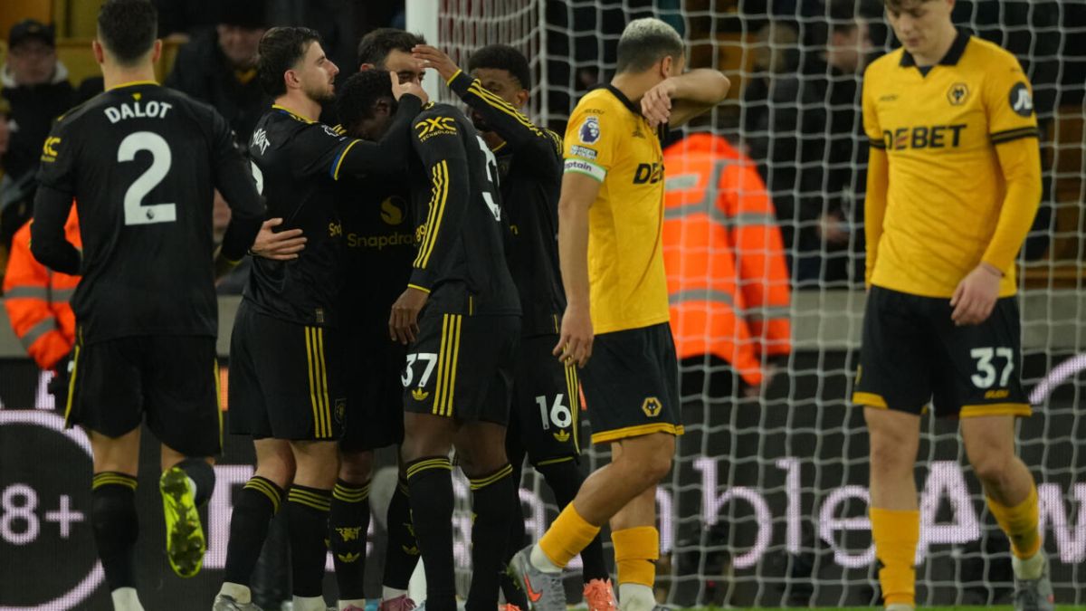 Manchester United écrase Wolverhampton et consolide sa position