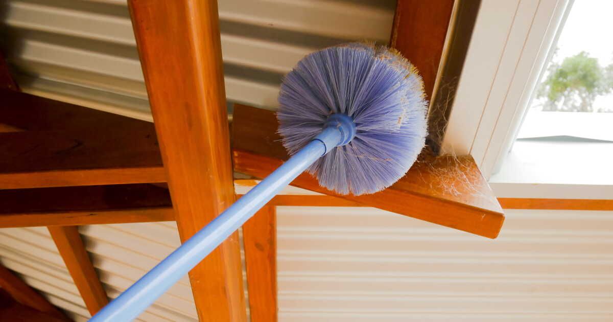 Comment nettoyer les toiles d’araignées et la poussière en hauteur