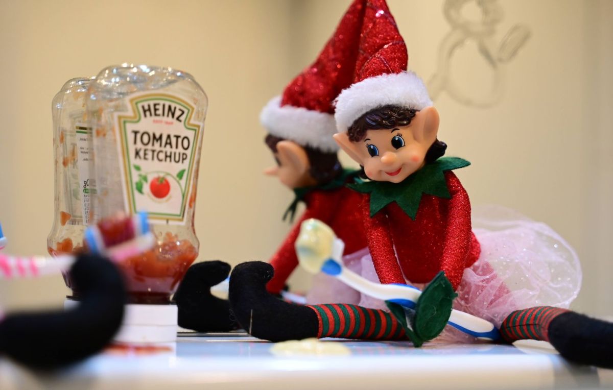 Lutins farceurs : un jeu de Noël qui trouble les enfants