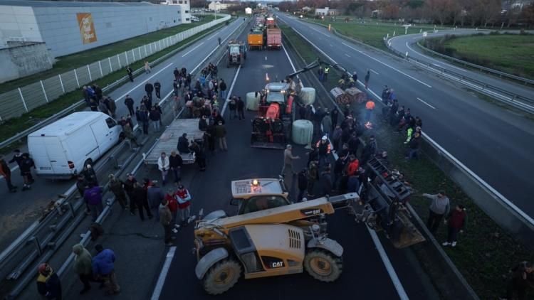 Des agriculteurs en colère bloquent les routes pour protester contre l'abattage