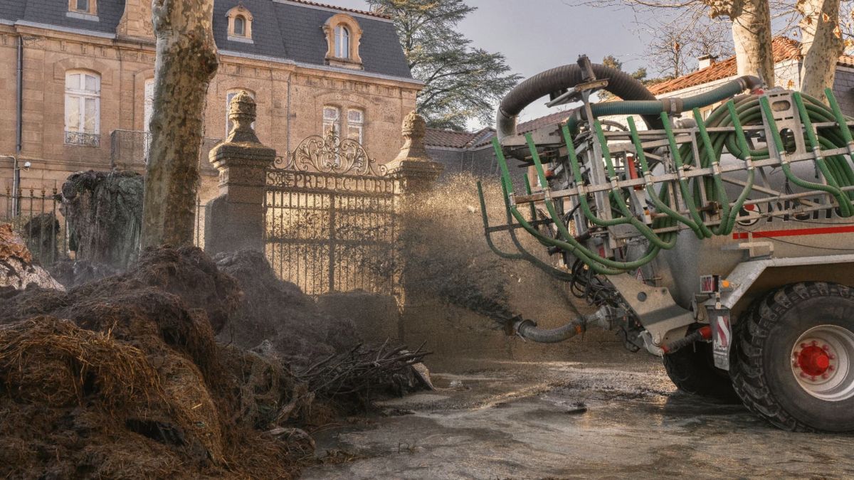 Agriculteurs en colère : Millau envahie par la paille et le lisier