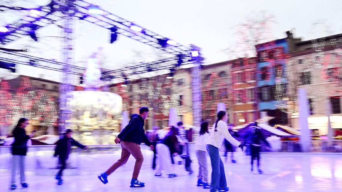 Les enfants de Carcassonne découvrent les joies du patinage à la patinoire de la place Carnot