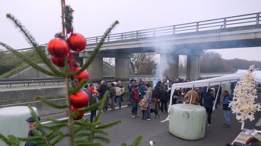 Les agriculteurs en colère bloquent Bordeaux : tensions croissantes avant la visite de la ministre
