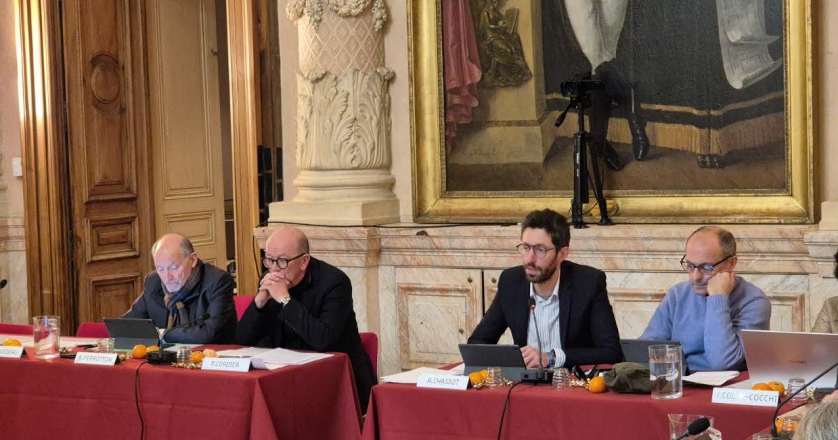 Les tensions montent à Chambéry : l'opposition s'attaque au maire lors du conseil municipal