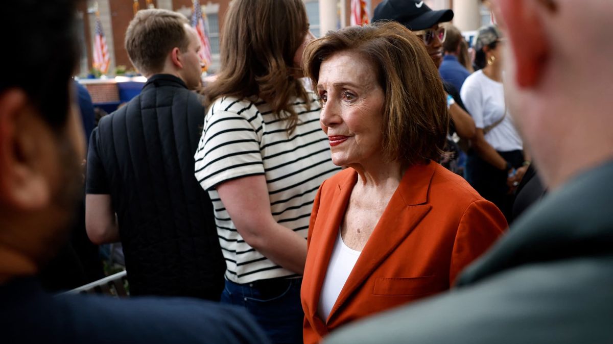 Nancy Pelosi évoque un futur président féminin, mais pas de son vivant