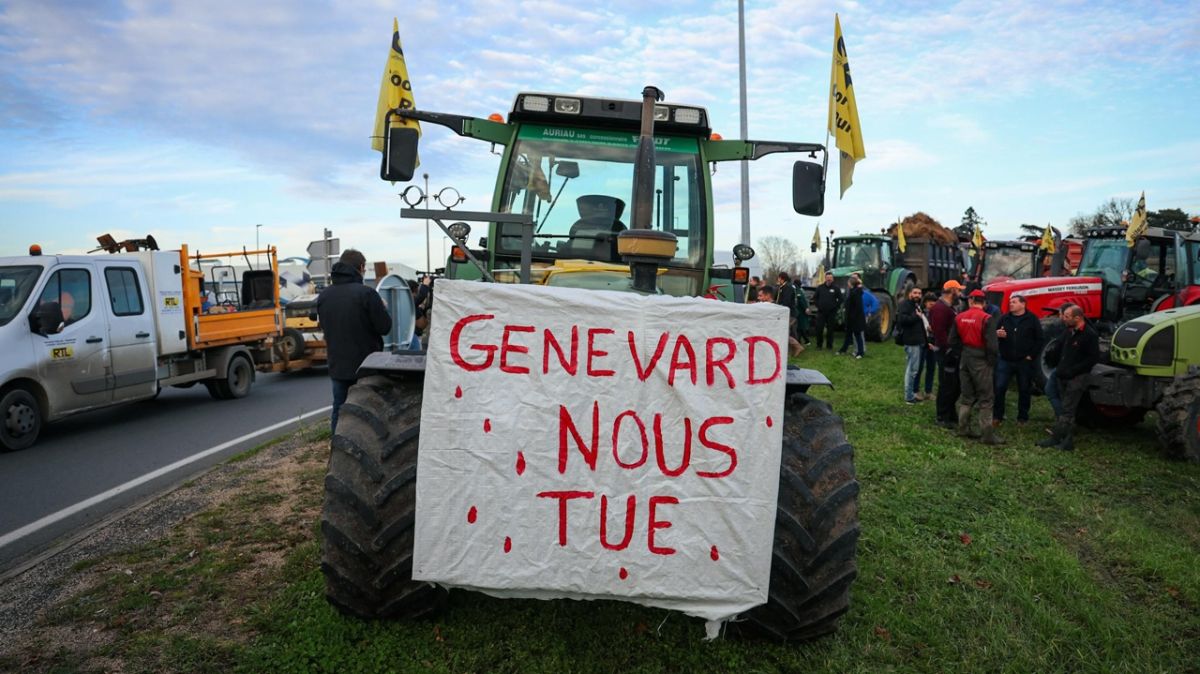 Des agriculteurs en colère bloquent les routes de la Vienne
