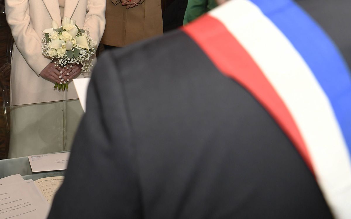 La démission d'un maire révèle une crise juridique autour des mariages de clandestins