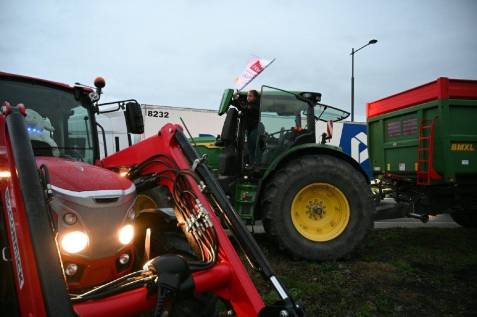 La mobilisation agricole s'intensifie dans le Sud-Ouest malgré les appels à l'apaisement