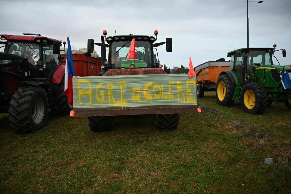 Des agriculteurs en colère bloquent les routes face à la dermatose nodulaire contagieuse