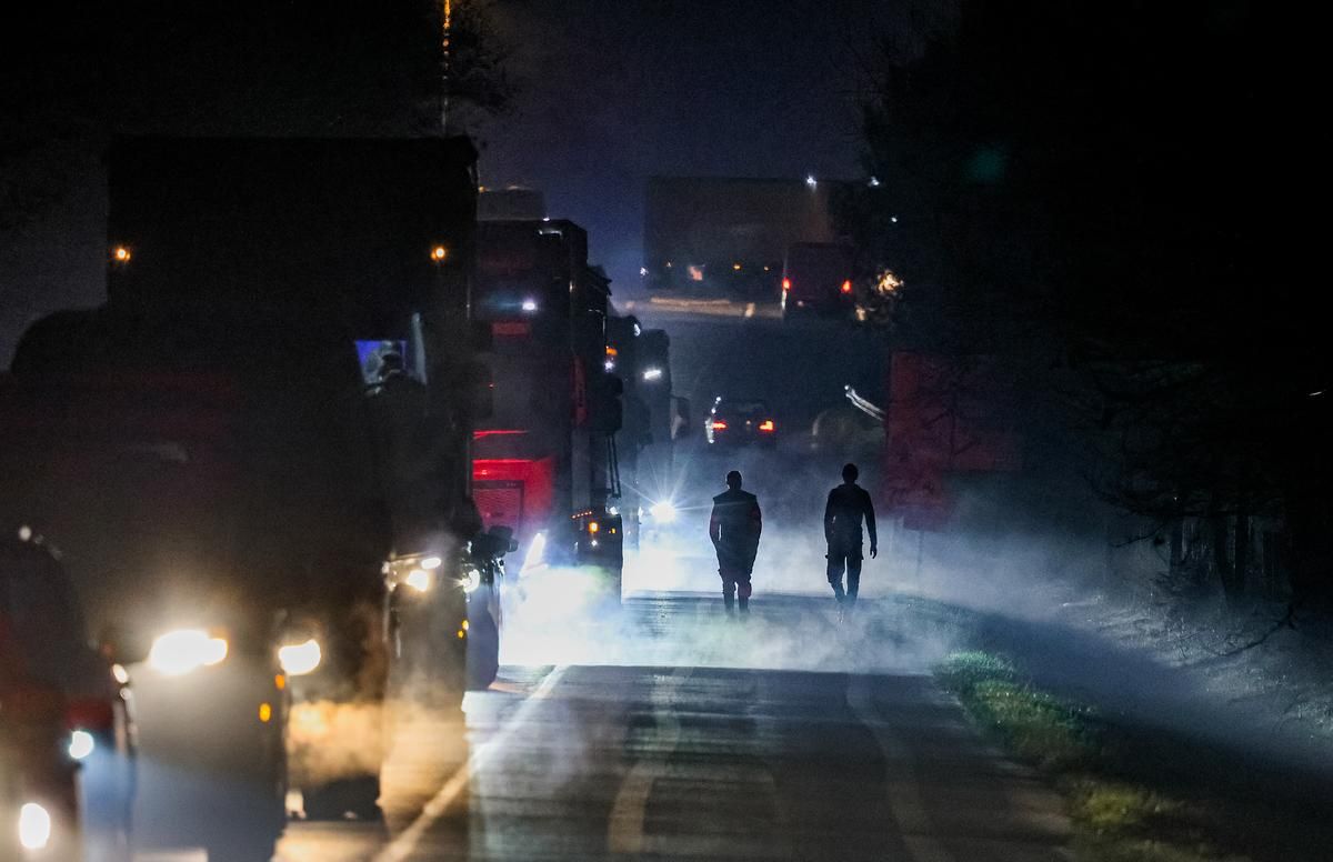 La colère des agriculteurs paralyse le transport en période de fêtes