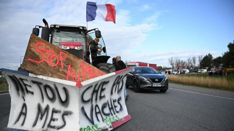 Les agriculteurs maintiennent la pression malgré les vacances de Noël