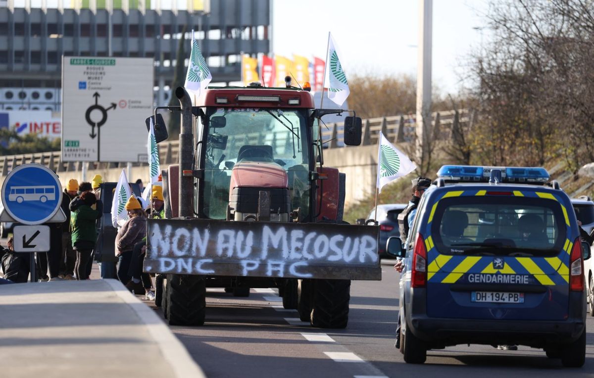 Les agriculteurs en colère paralysent les routes : des millions de pertes en vue