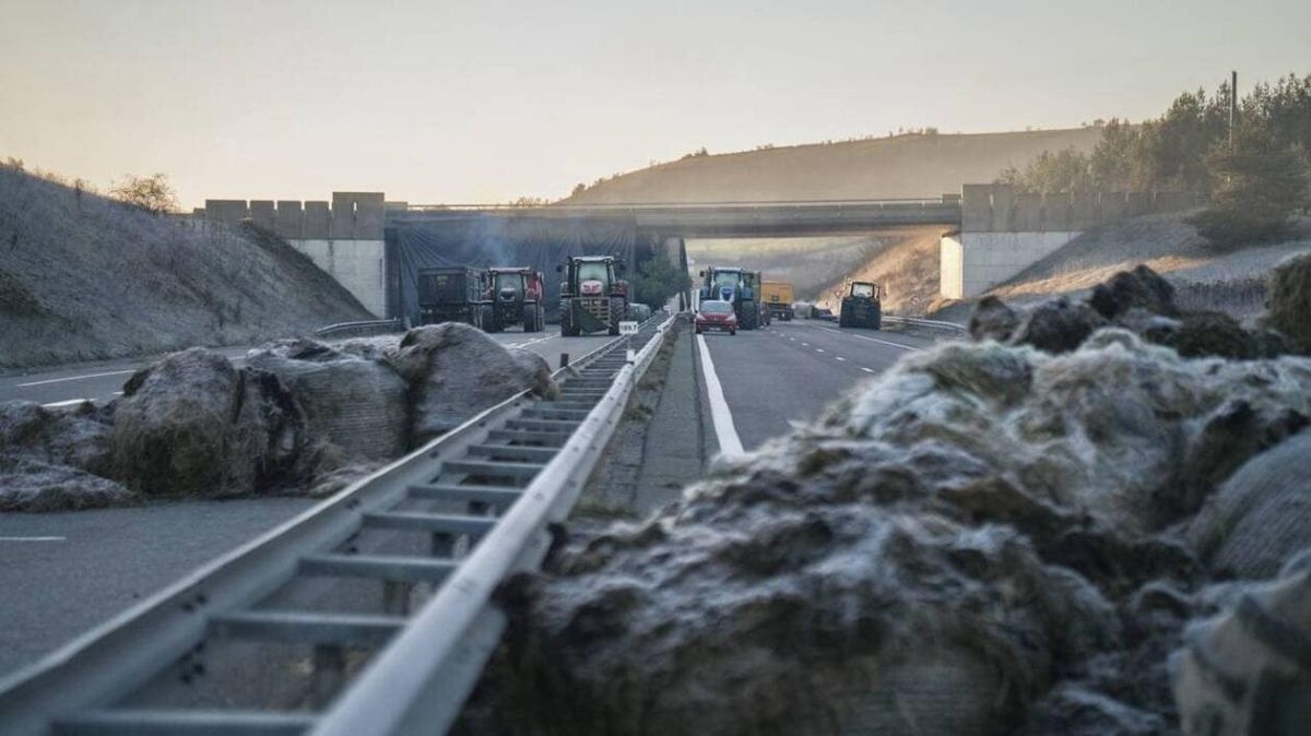 Des agriculteurs en colère bloquent les routes d'Occitanie