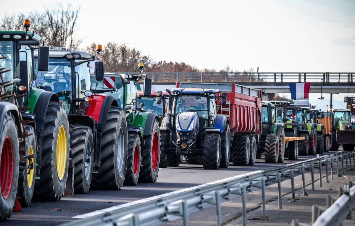 Les agriculteurs en colère bloquent le tunnel de Foix pour défendre leurs droits
