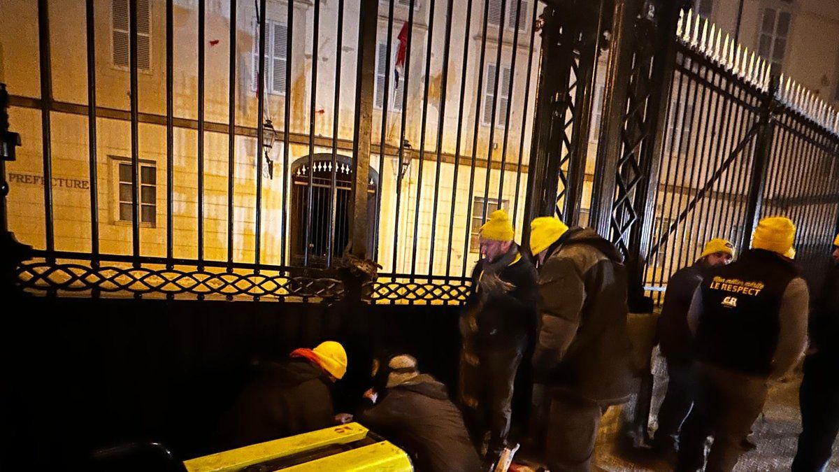 Les agriculteurs en colère ferment l'accès aux bâtiments de l'État en Ariège