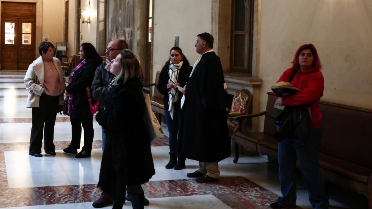 Procès d'un hypnothérapeute accusé de viols : le huis clos en débat