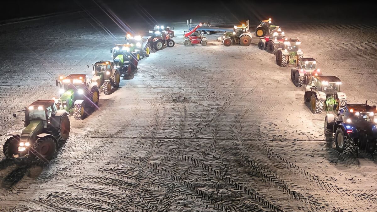 Les agriculteurs en colère déferlent sur Paris avec des tracteurs