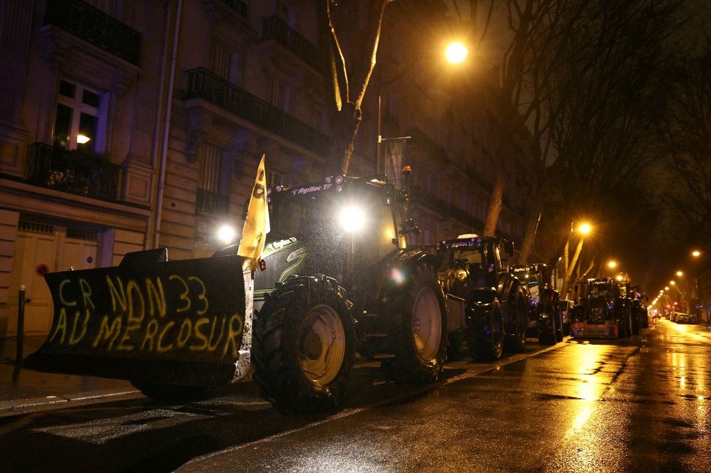 Agriculteurs en colère : des tracteurs envahissent Paris