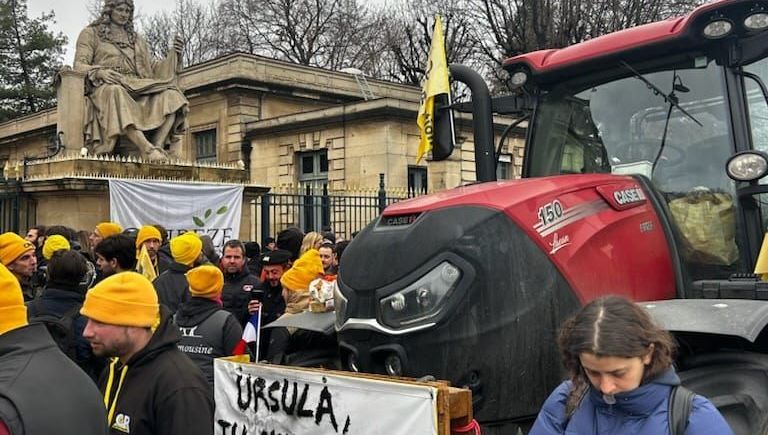Des agriculteurs déterminés : un Aveyronnais mène la charge en tracteur vers l'Assemblée