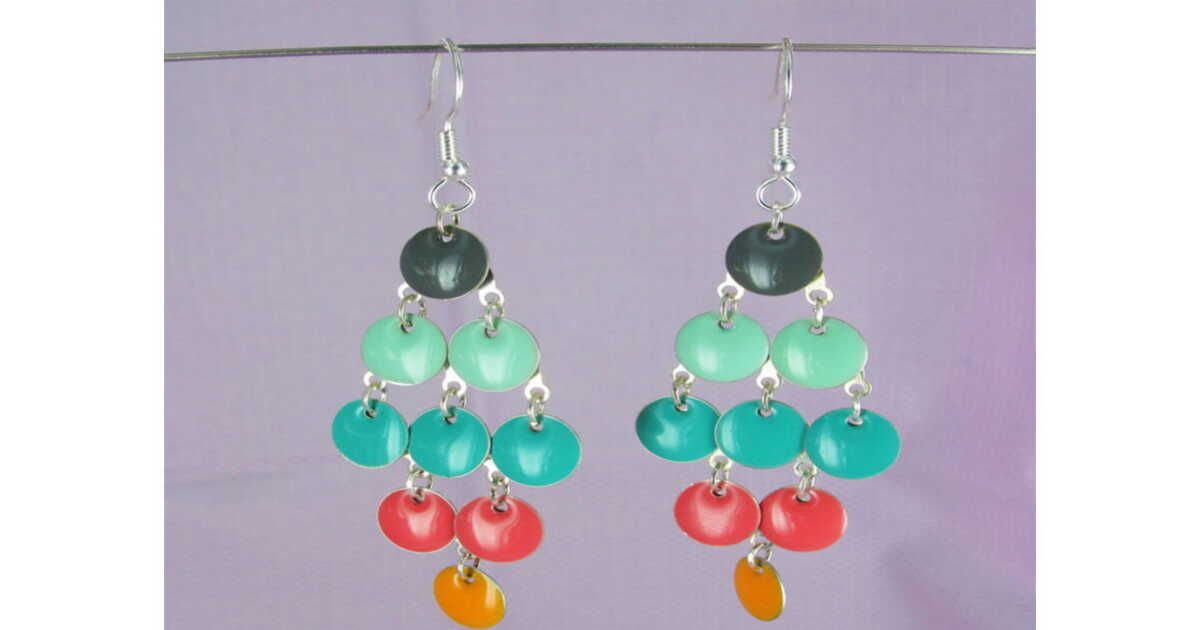 Des boucles d'oreilles dégradées de sequins : la tendance scintillante de l'automne