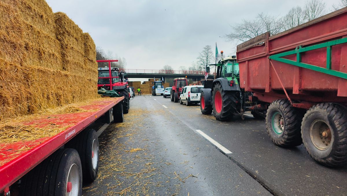 Les agriculteurs en colère continuent de bloquer les voies de circulation