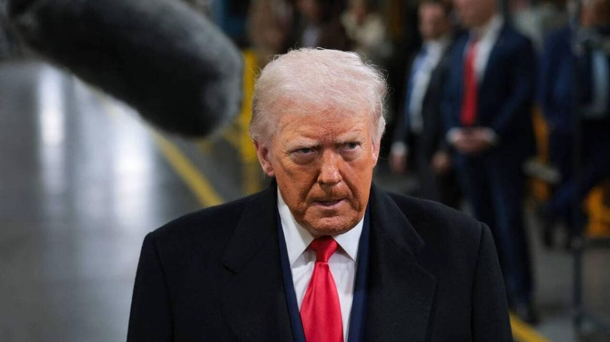 Trump provoque un scandale à Detroit avec un geste controversé