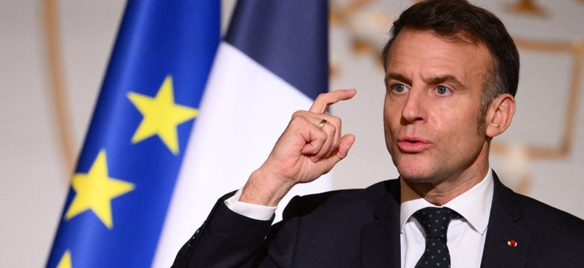 Emmanuel Macron s'attaque à un manuel scolaire jugé révisionniste