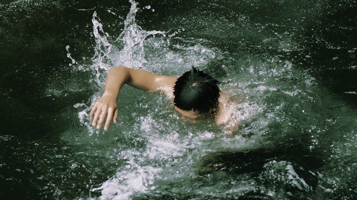 Un sauvetage héroïque : des policiers plongent dans un fleuve en crue pour secourir un adolescent