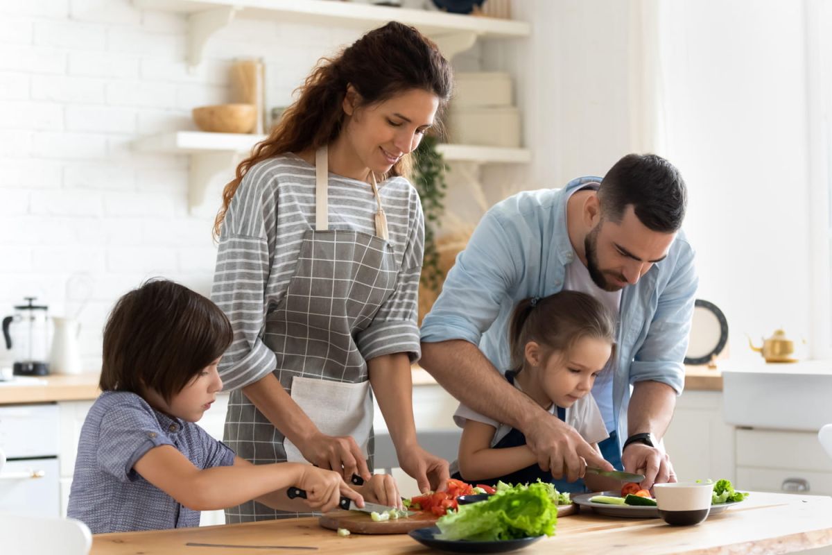 Cuisiner en famille : les essentiels pour impliquer vos enfants