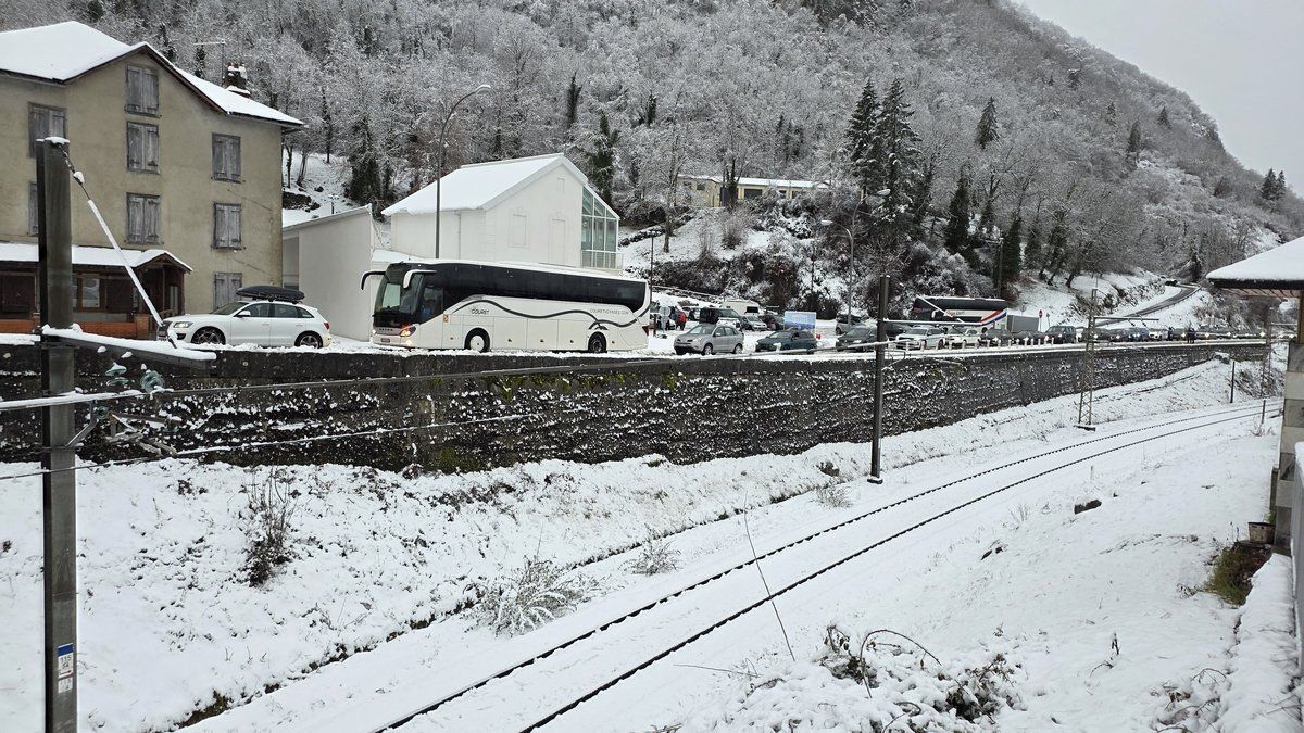 Les routes de l'Ariège paralysées par la neige : élus et gendarmes unis pour porter secours