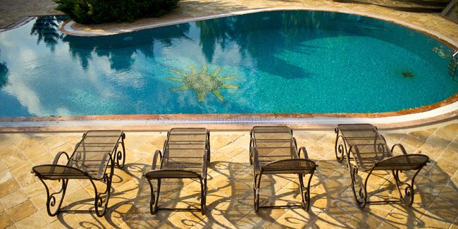 Traitement de piscine par électrolyse au sel : la solution saine et efficace