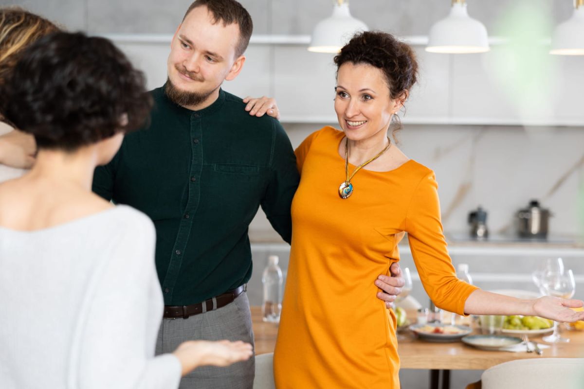 Le timing idéal pour arriver à un dîner avec élégance