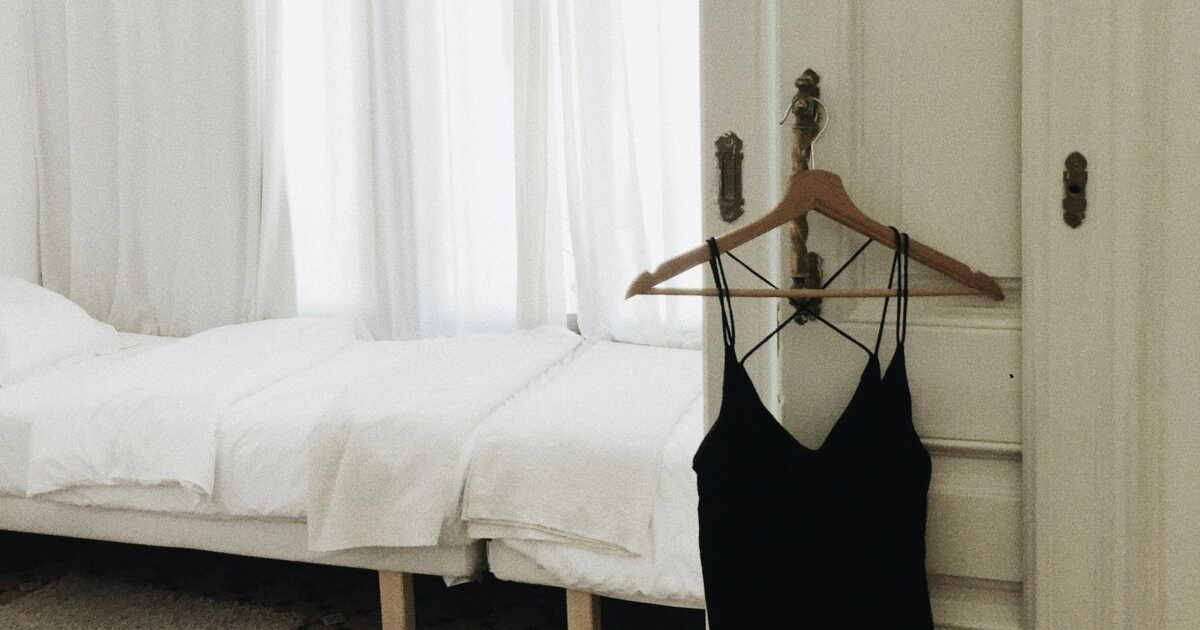 Optimisez votre espace : 4 astuces ingénieuses pour le rangement derrière une porte