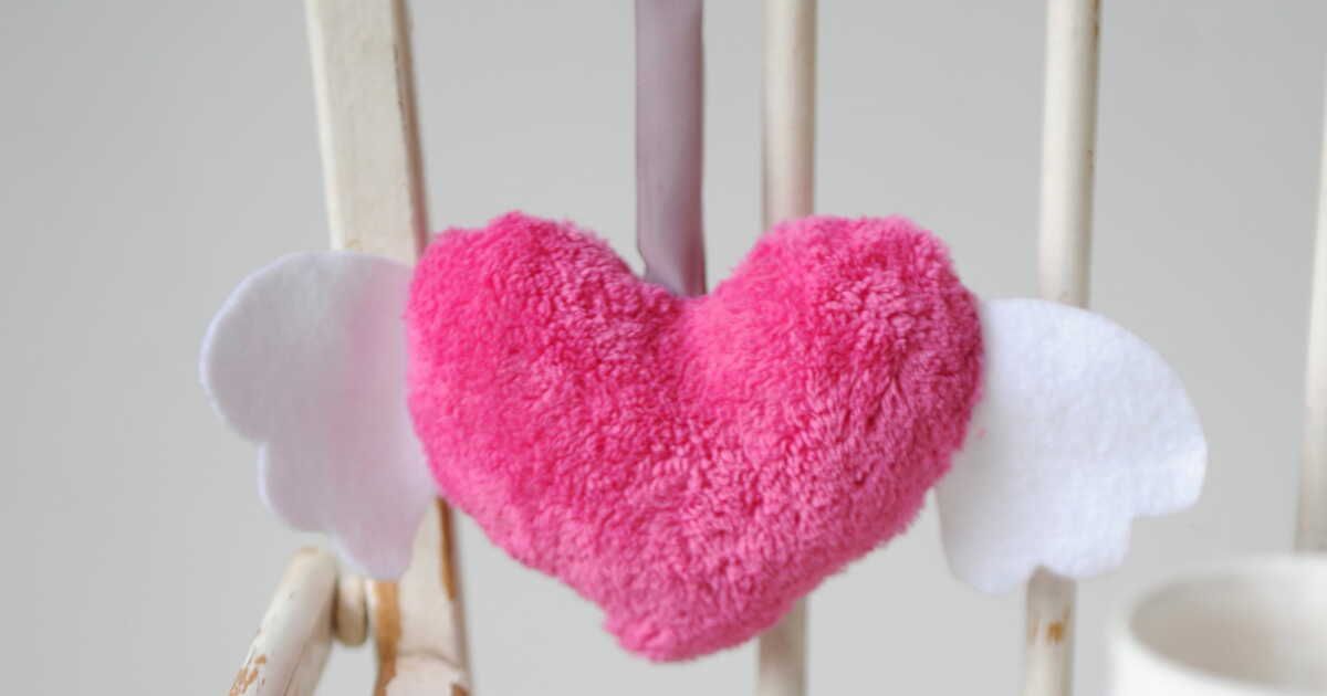 Le doux charme d'un hochet en forme de cœur