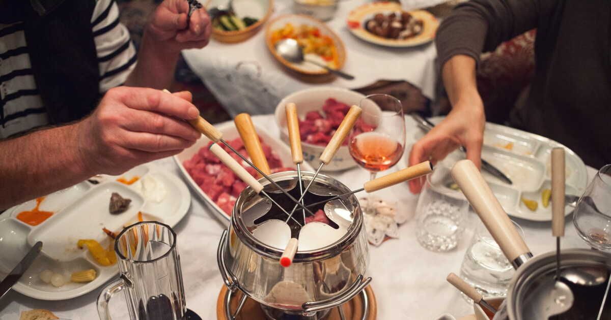 Plongez dans l'univers savoureux de la fondue bourguignonne avec ces 32 sauces maison