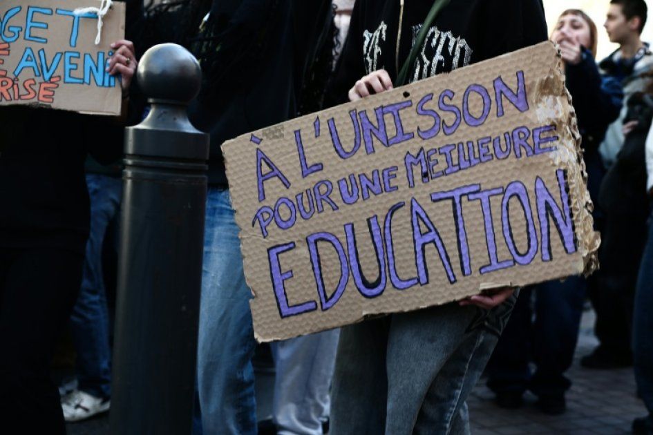 Des enseignants en grève pour défendre l'éducation face aux suppressions de postes