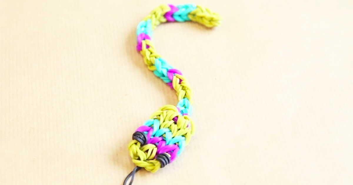 La créativité à l'honneur : un serpent en élastiques Rainbow Loom