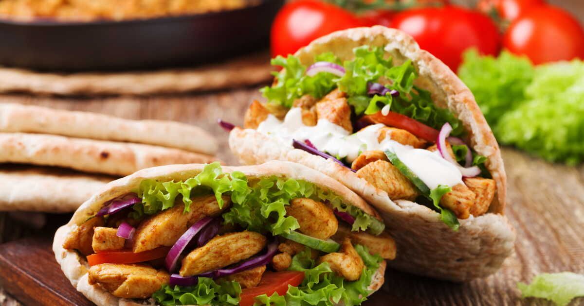 Découvrez la recette irrésistible du pain pita au poulet par un ancien Top Chef