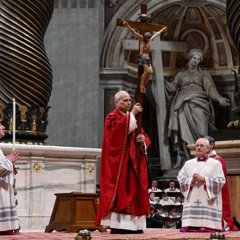 Un geste fort pour la paix : le pape Léon XIV porte la croix seul au Vendredi saint